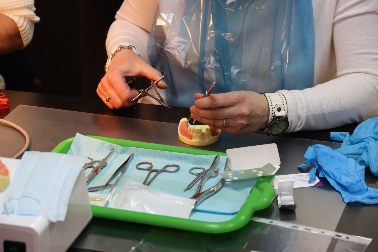 Атравматичное удаление зубов и методики наложения швов