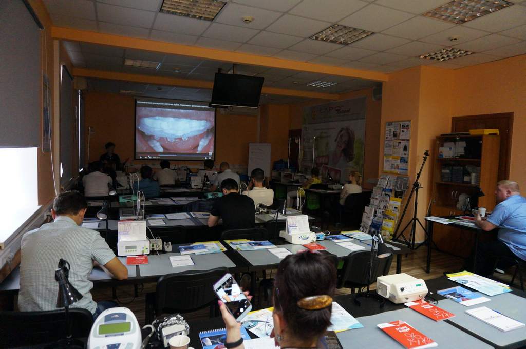 Керамические и композитные виниры в реставрации фронтальных зубов