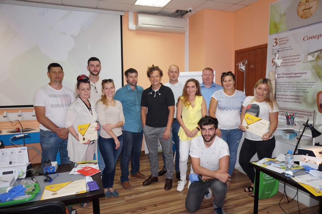 Керамические и композитные виниры в реставрации фронтальных зубов