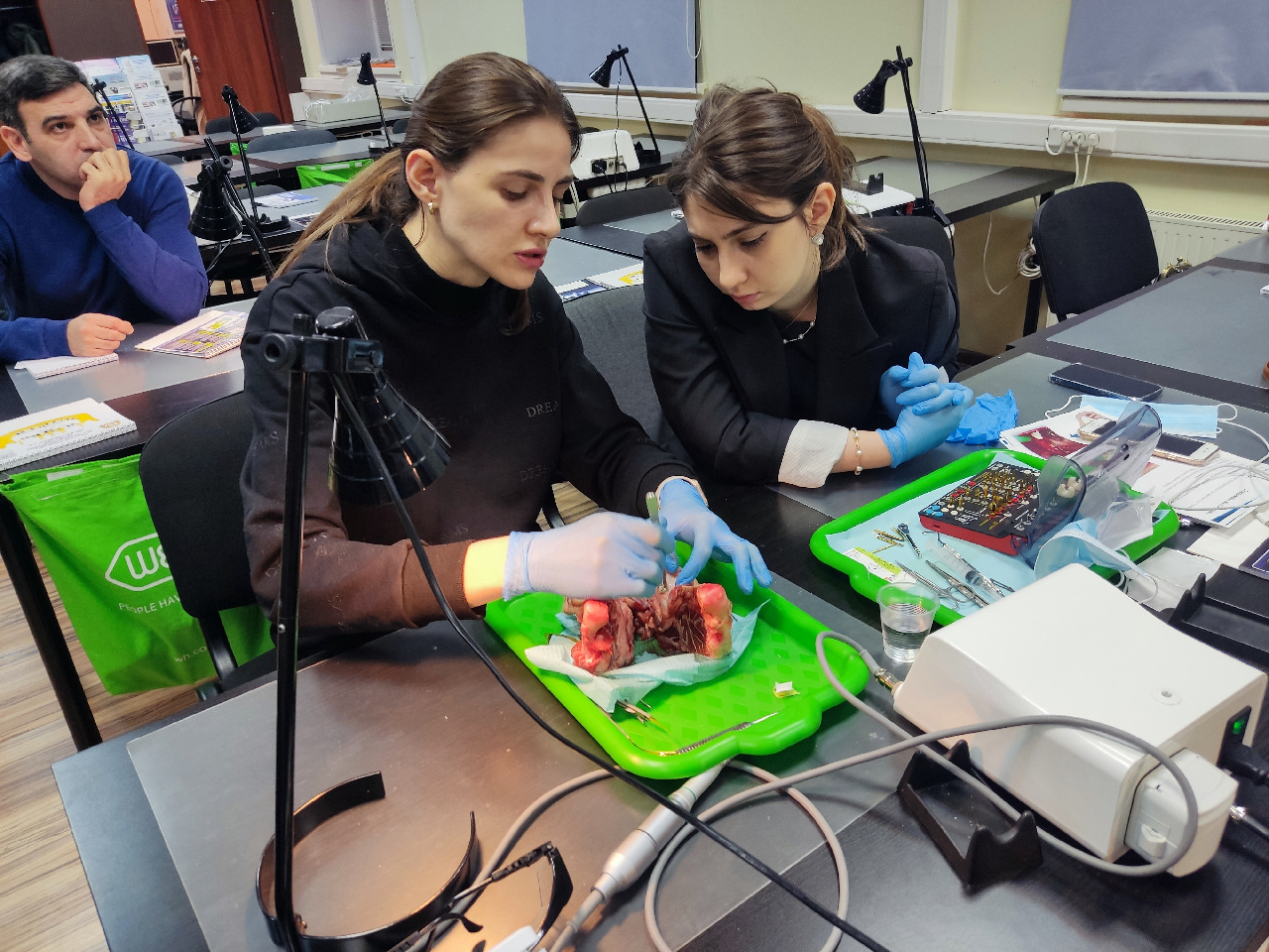 Дентальная имплантация с одновременной пластикой мягких тканей в сложных клинических случаях