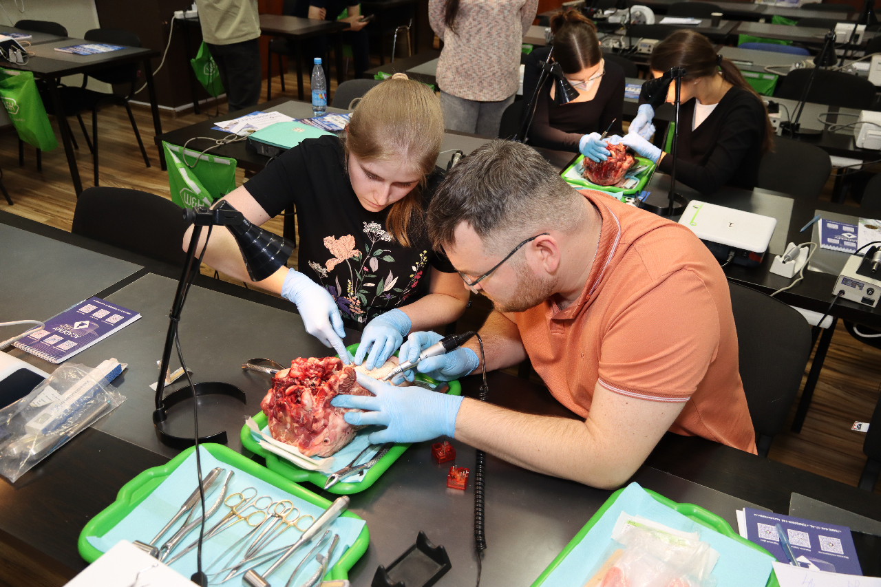 Атравматичное удаление зубов и методики наложения швов