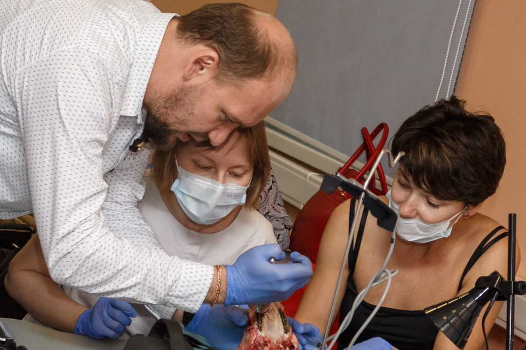 Атравматичное удаление зубов и методики наложения швов