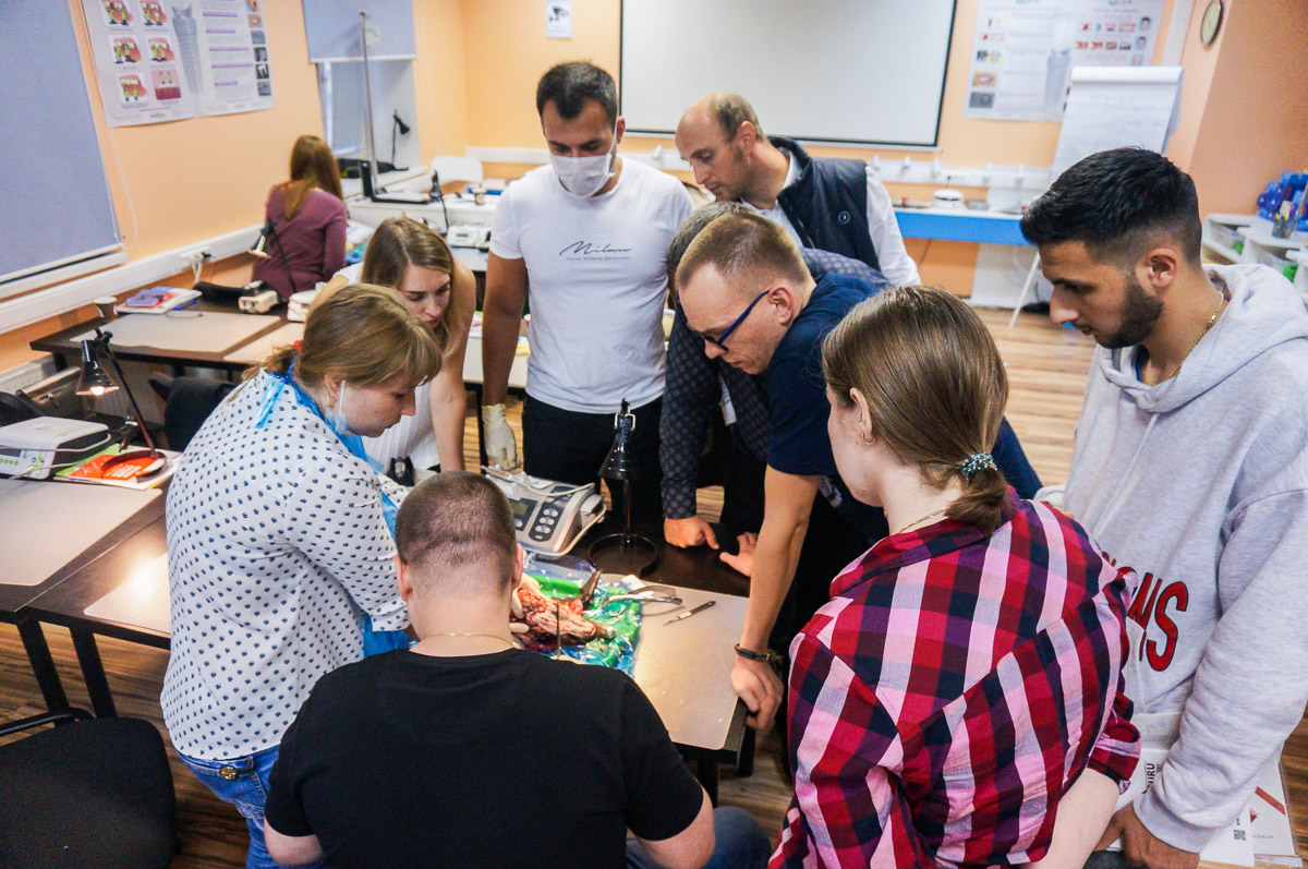 Атравматичное удаление зубов и методики наложения швов. 17 августа 2019г.