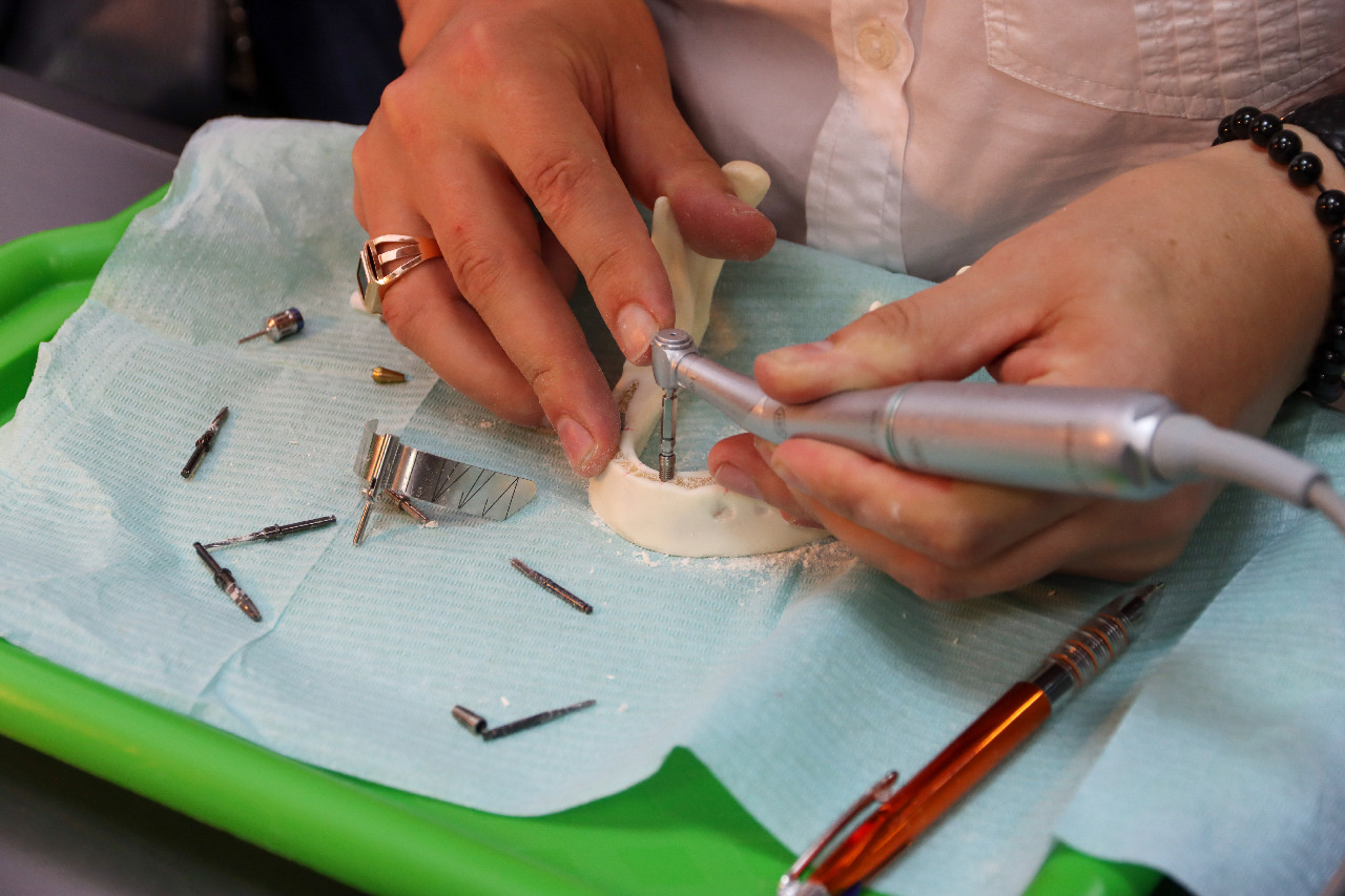 Стоматологическая реабилитация с помощью ангулированных имплантатов