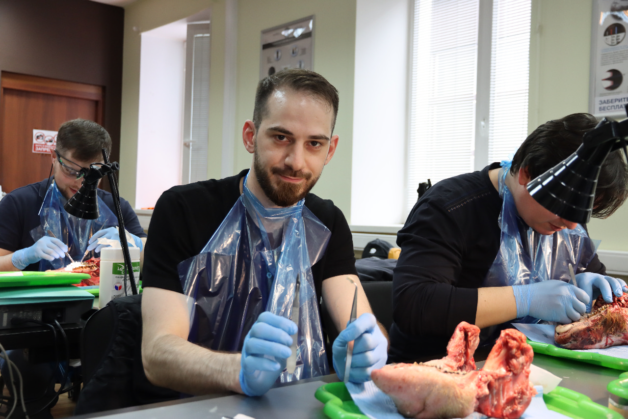 Дентальная имплантация с одновременной пластикой мягких тканей в сложных клинических случаях