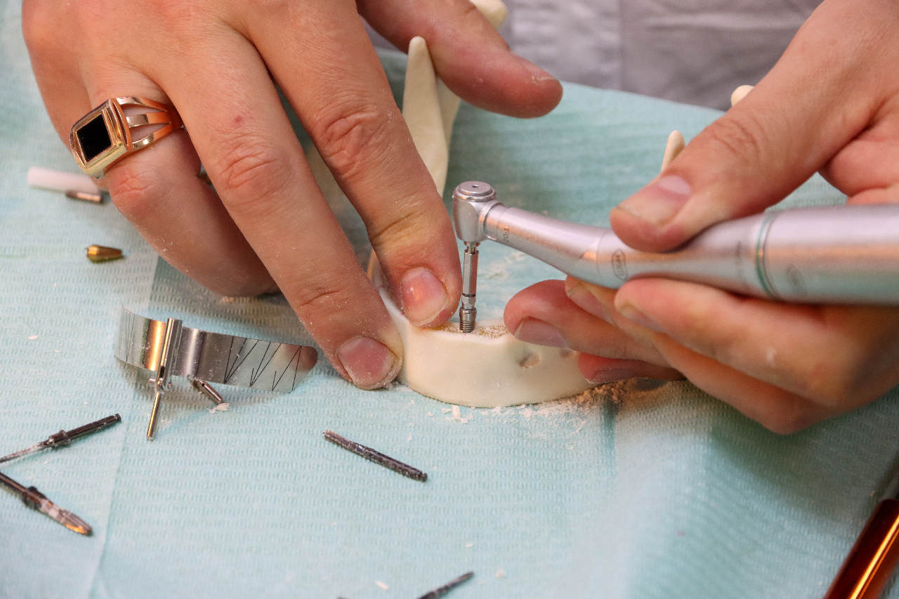 Стоматологическая реабилитация с помощью ангулированных имплантатов