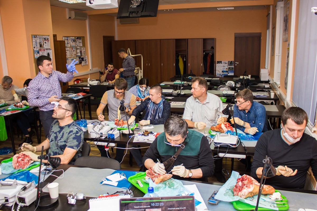 Пластика мягких тканей вокруг имплантатов. Морфологический подход - курс Виталия Панцулаи в УЦ Дентал Гуру.