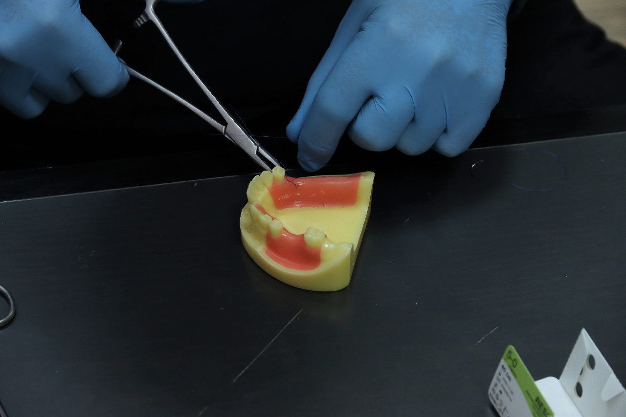 Атравматичное удаление зубов и методики наложения швов