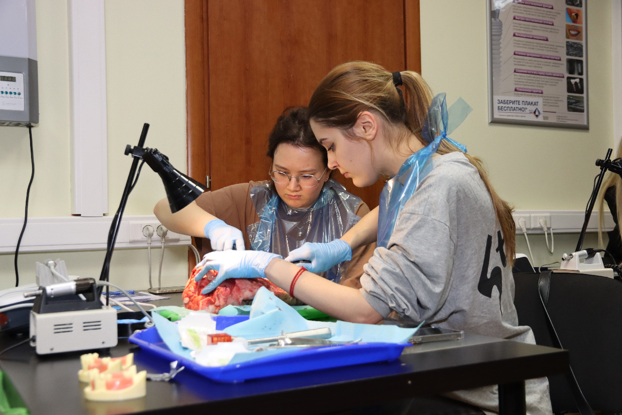 Атравматичное удаление зубов и методики наложения швов