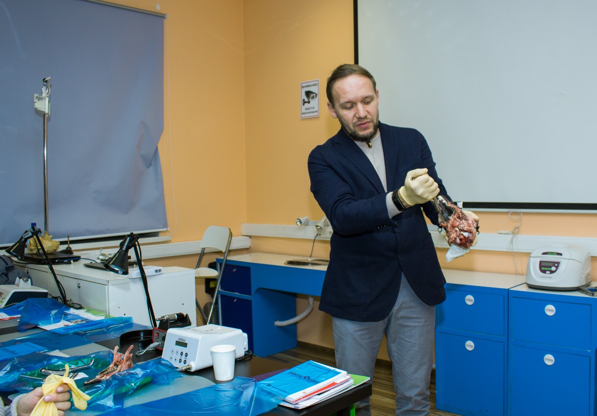 21 ноября 2019: курс Камиля Наильевича Хабиева «Атравматичное удаление зубов и методики наложения швов».