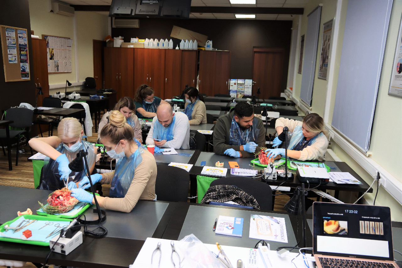 Атравматичное удаление зубов и методики наложения швов