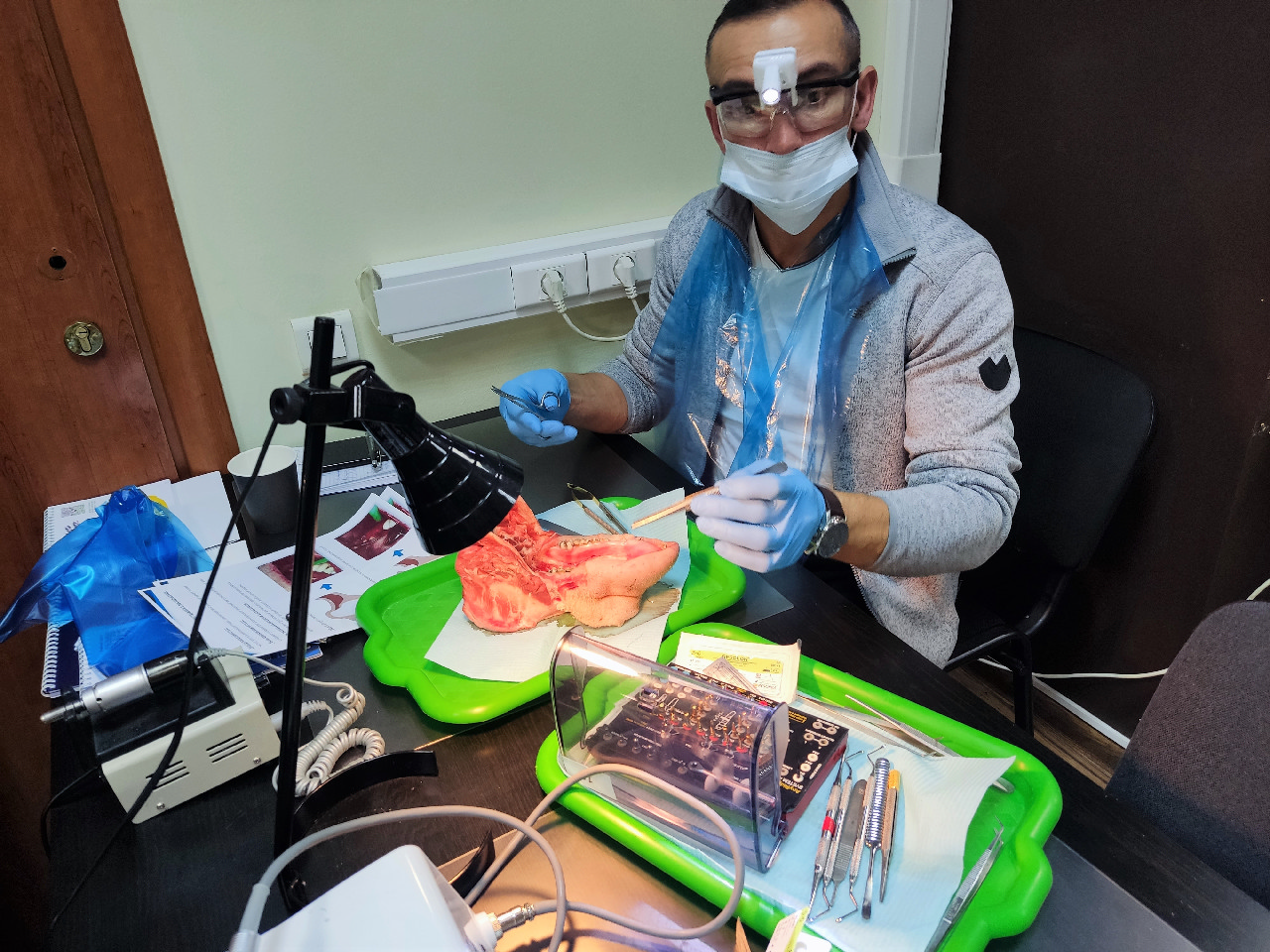 Дентальная имплантация с одновременной пластикой мягких тканей в сложных клинических случаях