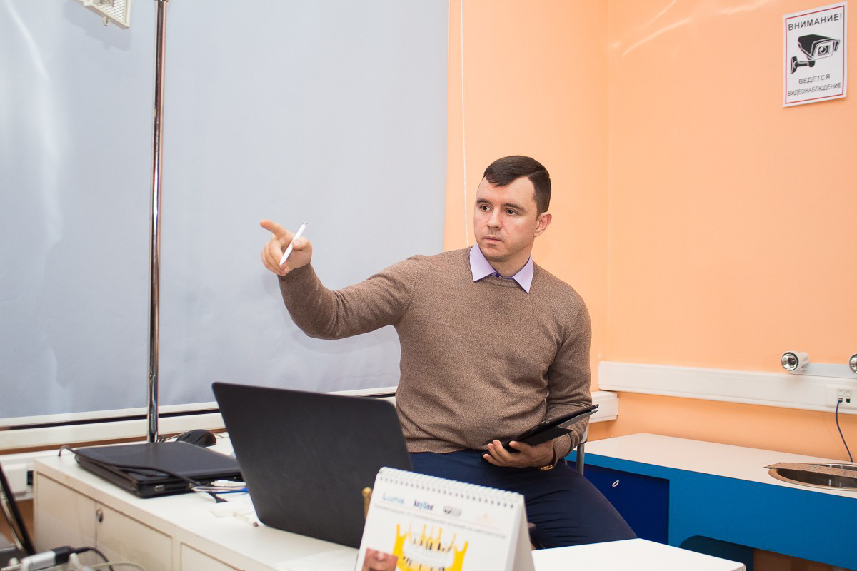 Пластика мягких тканей вокруг имплантатов. Морфологический подход - курс Виталия Панцулаи в УЦ Дентал Гуру.