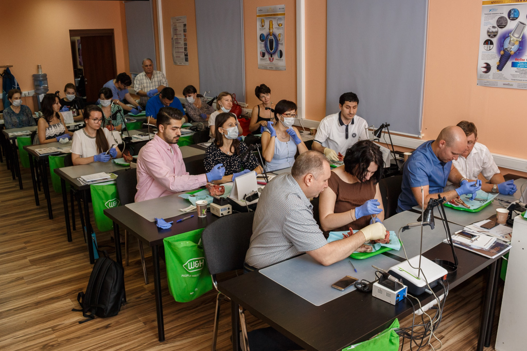 Атравматичное удаление зубов и методики наложения швов