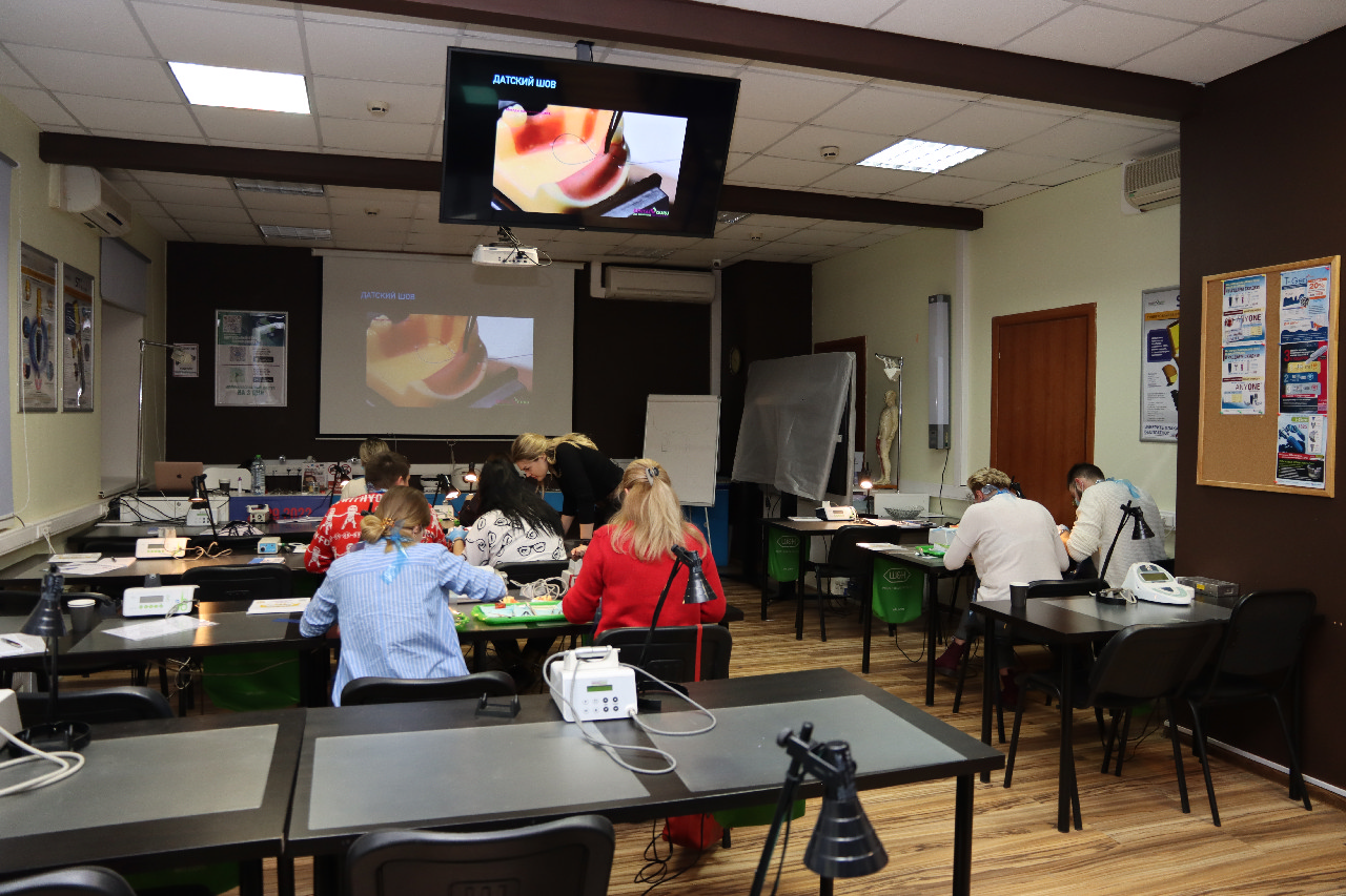 Атравматичное удаление зубов и методики наложения швов