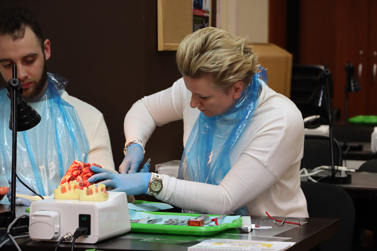 Атравматичное удаление зубов и методики наложения швов