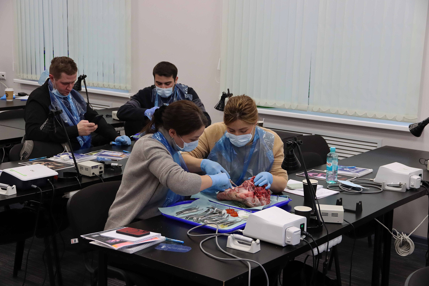 Атравматичное удаление зубов и методики наложения швов