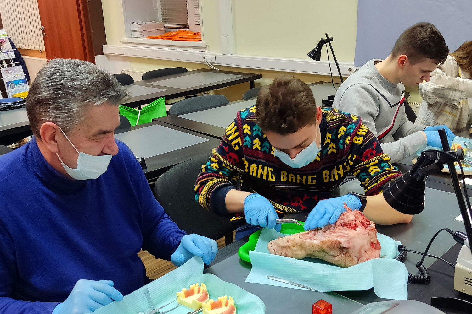 Атравматичное удаление зубов и методики наложения швов