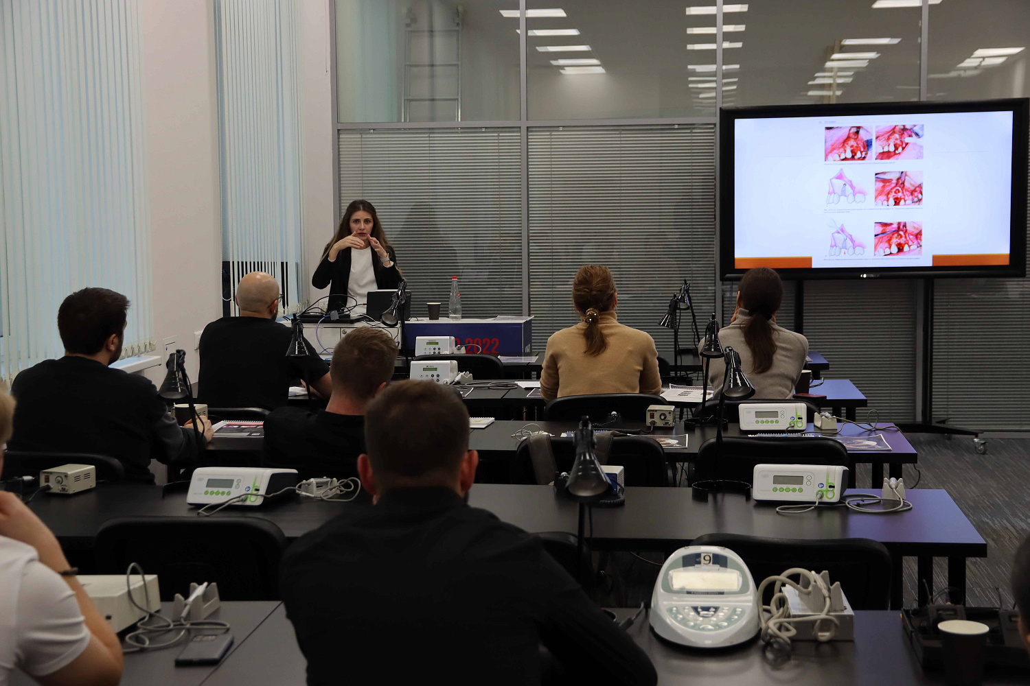 Атравматичное удаление зубов и методики наложения швов