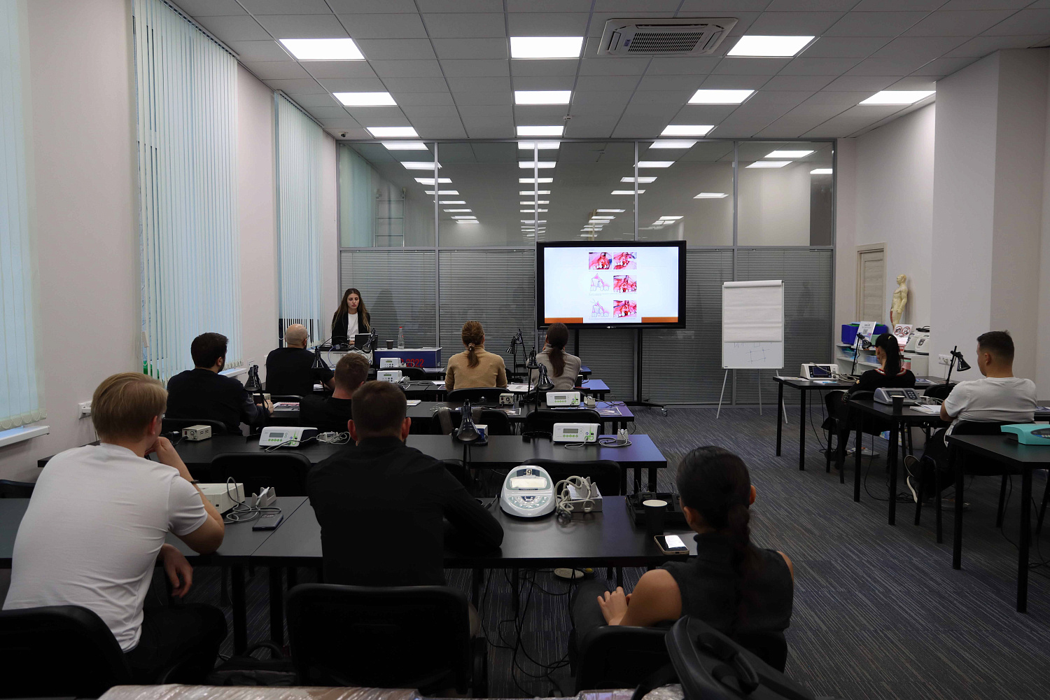 Атравматичное удаление зубов и методики наложения швов