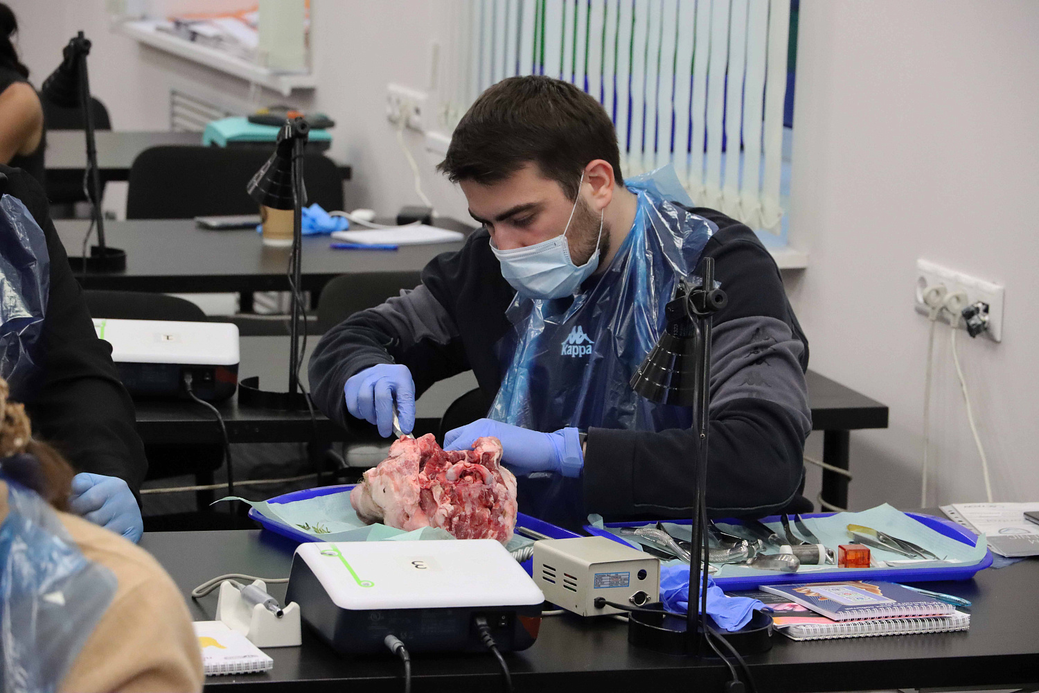 Атравматичное удаление зубов и методики наложения швов