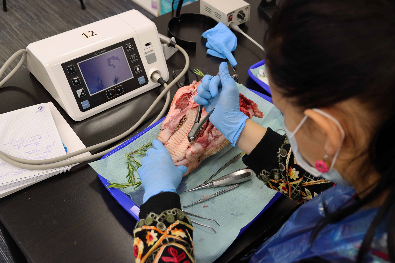 Атравматичное удаление зубов и методики наложения швов