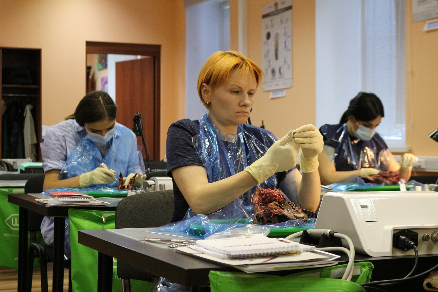 Атравматичное удаление зубов и методики наложения швов