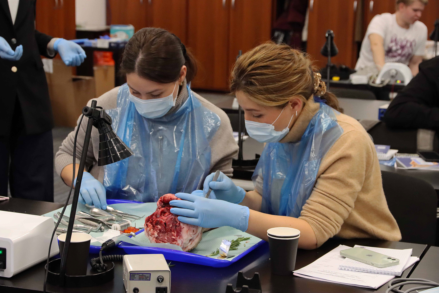 Атравматичное удаление зубов и методики наложения швов