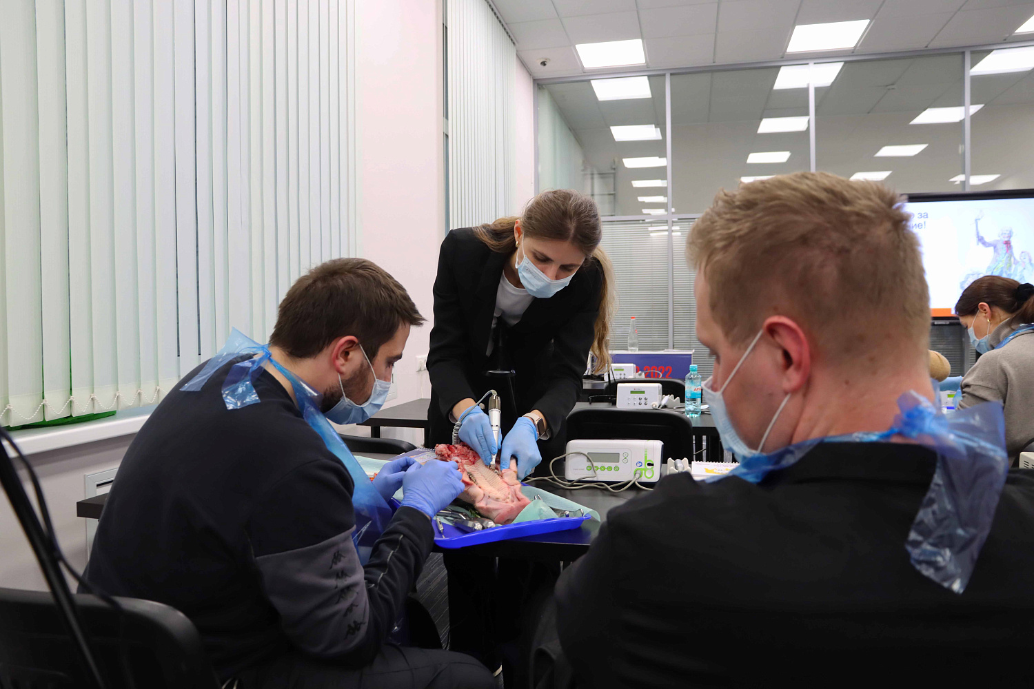 Атравматичное удаление зубов и методики наложения швов