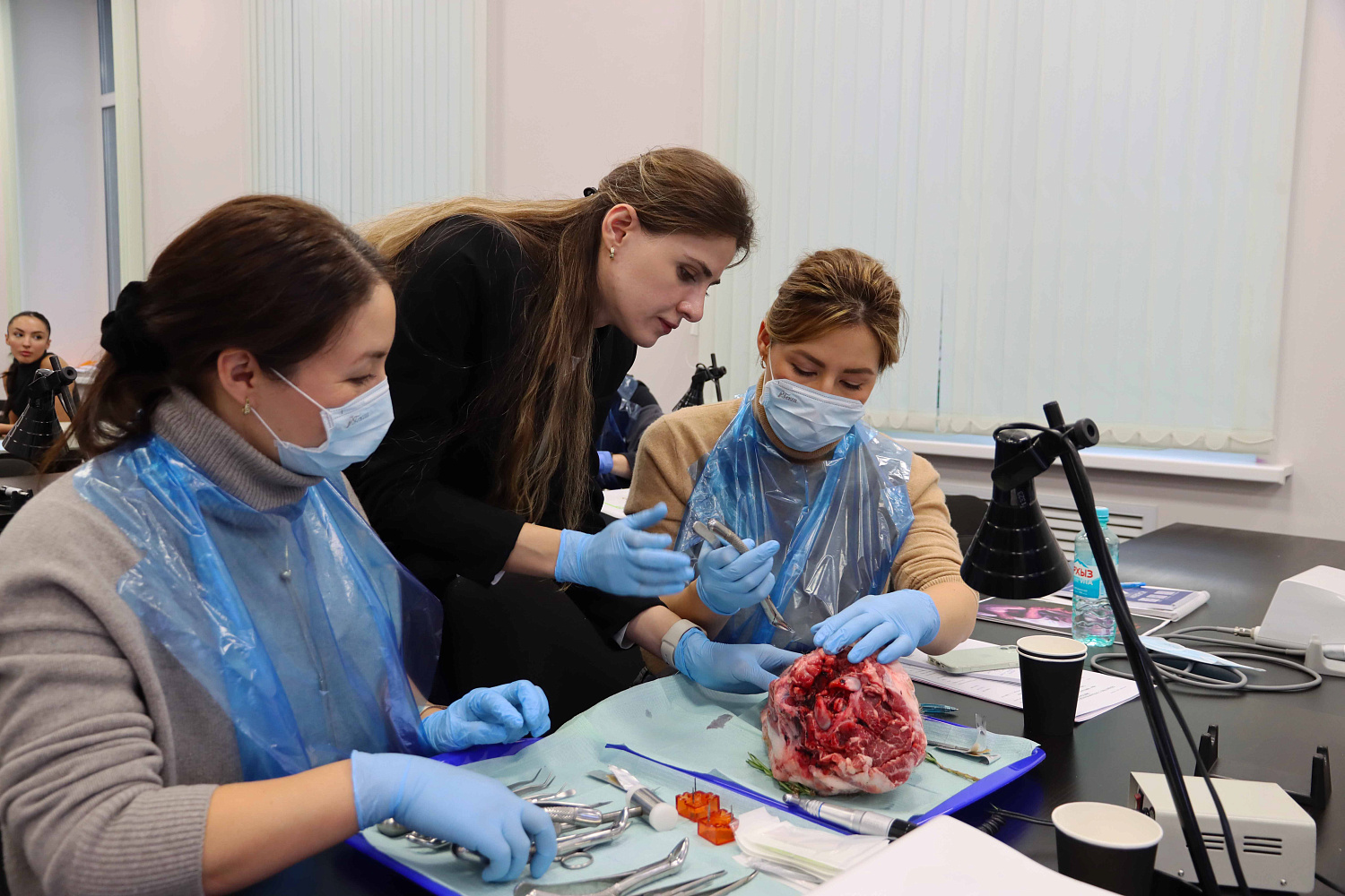 Атравматичное удаление зубов и методики наложения швов