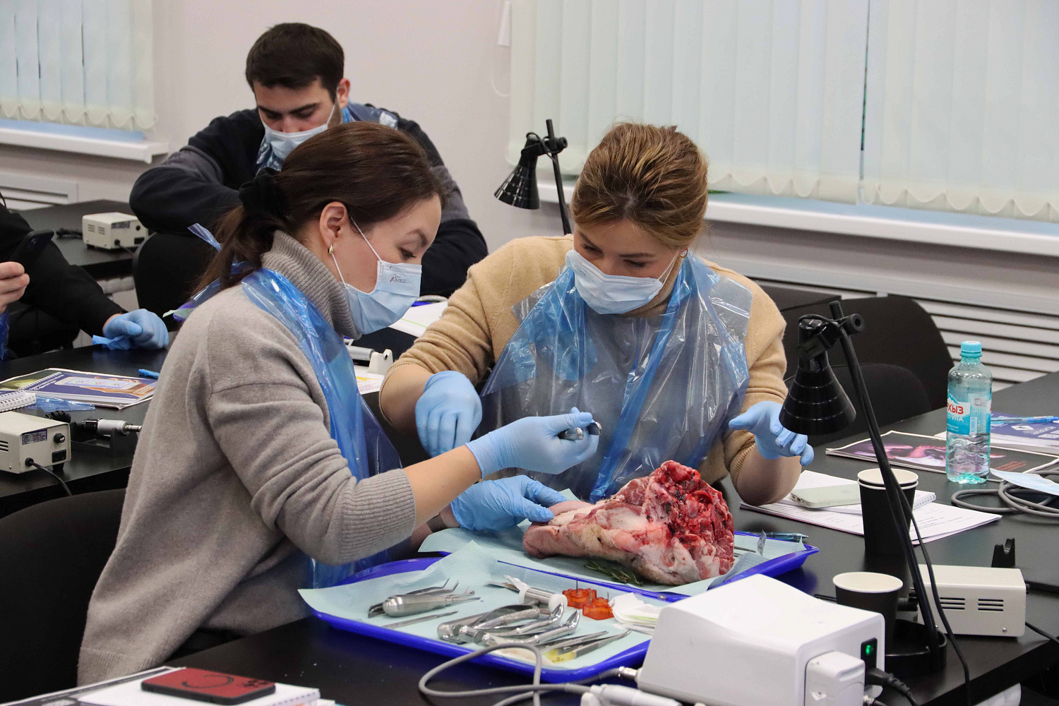 Атравматичное удаление зубов и методики наложения швов