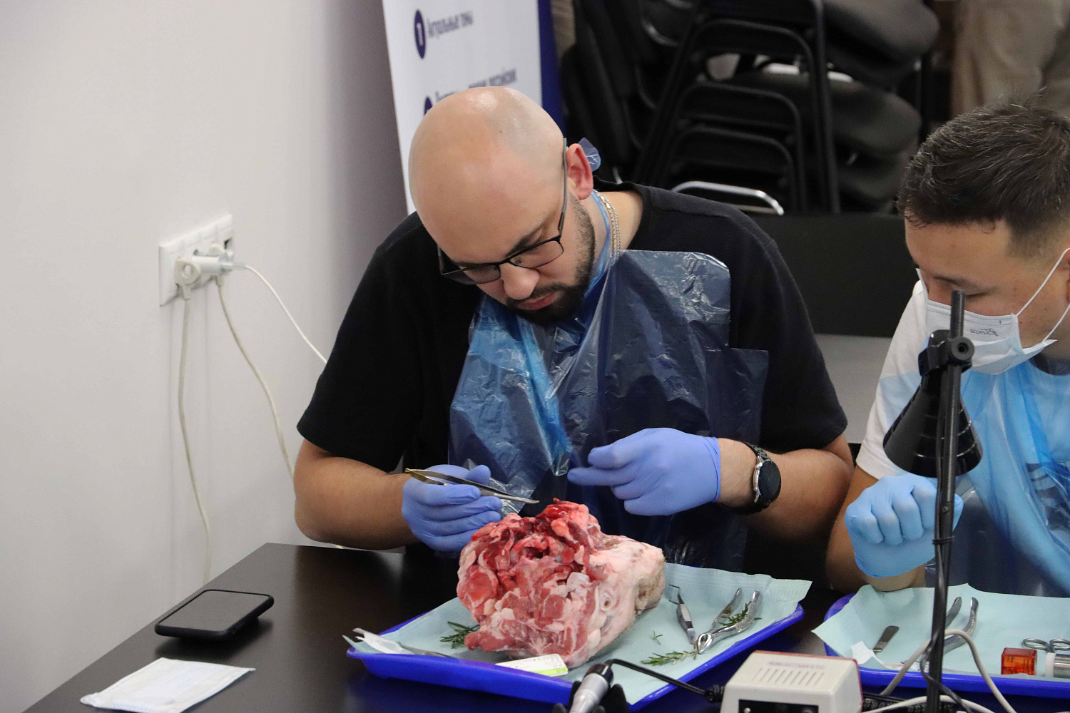 Атравматичное удаление зубов и методики наложения швов