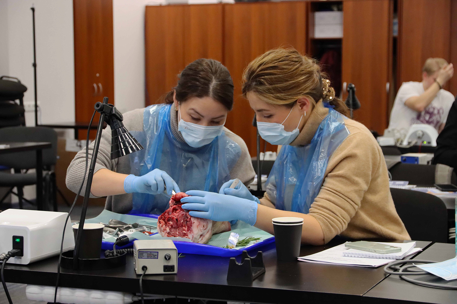 Атравматичное удаление зубов и методики наложения швов