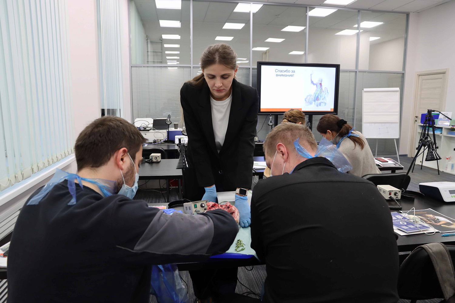 Атравматичное удаление зубов и методики наложения швов