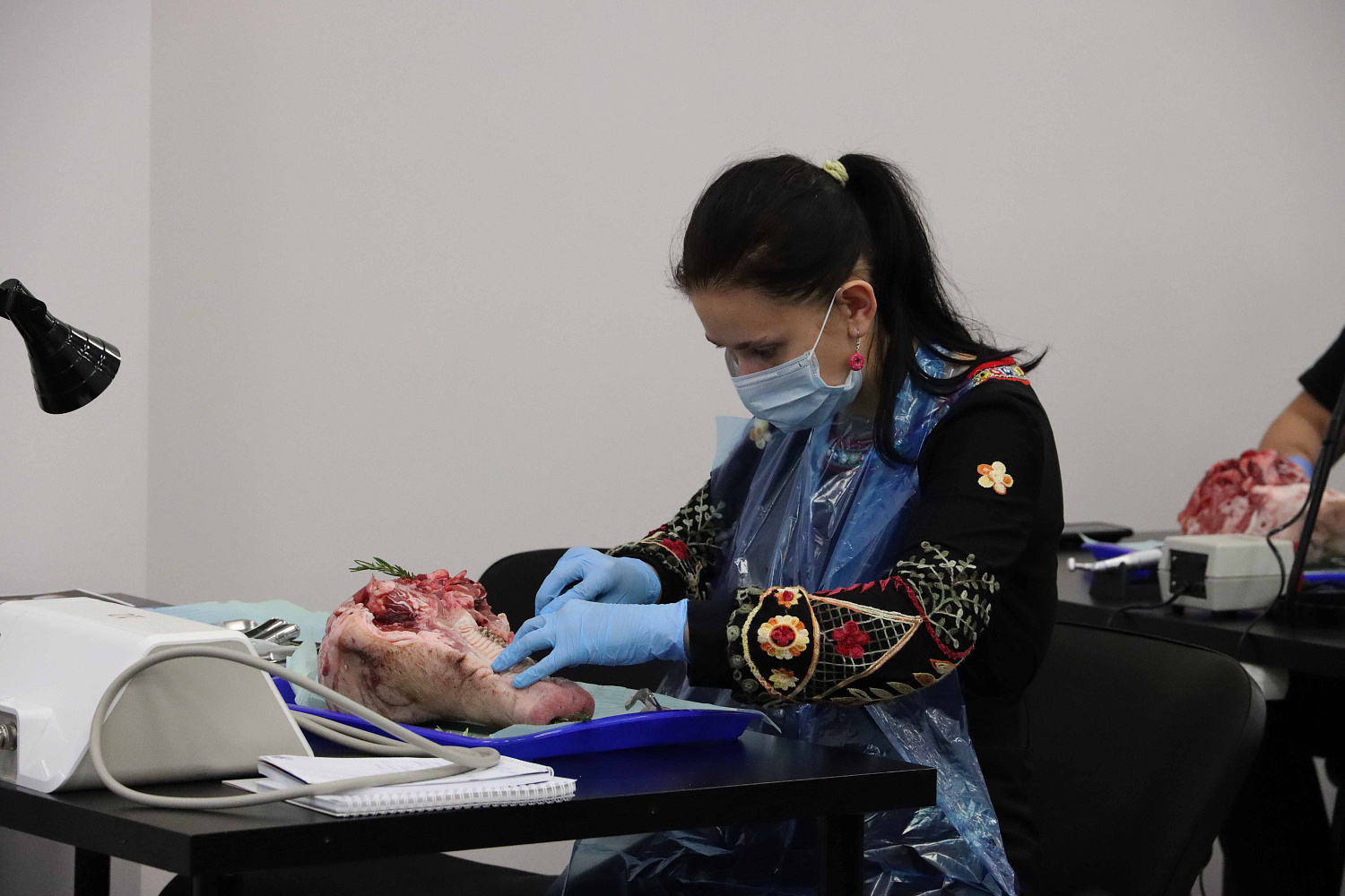 Атравматичное удаление зубов и методики наложения швов