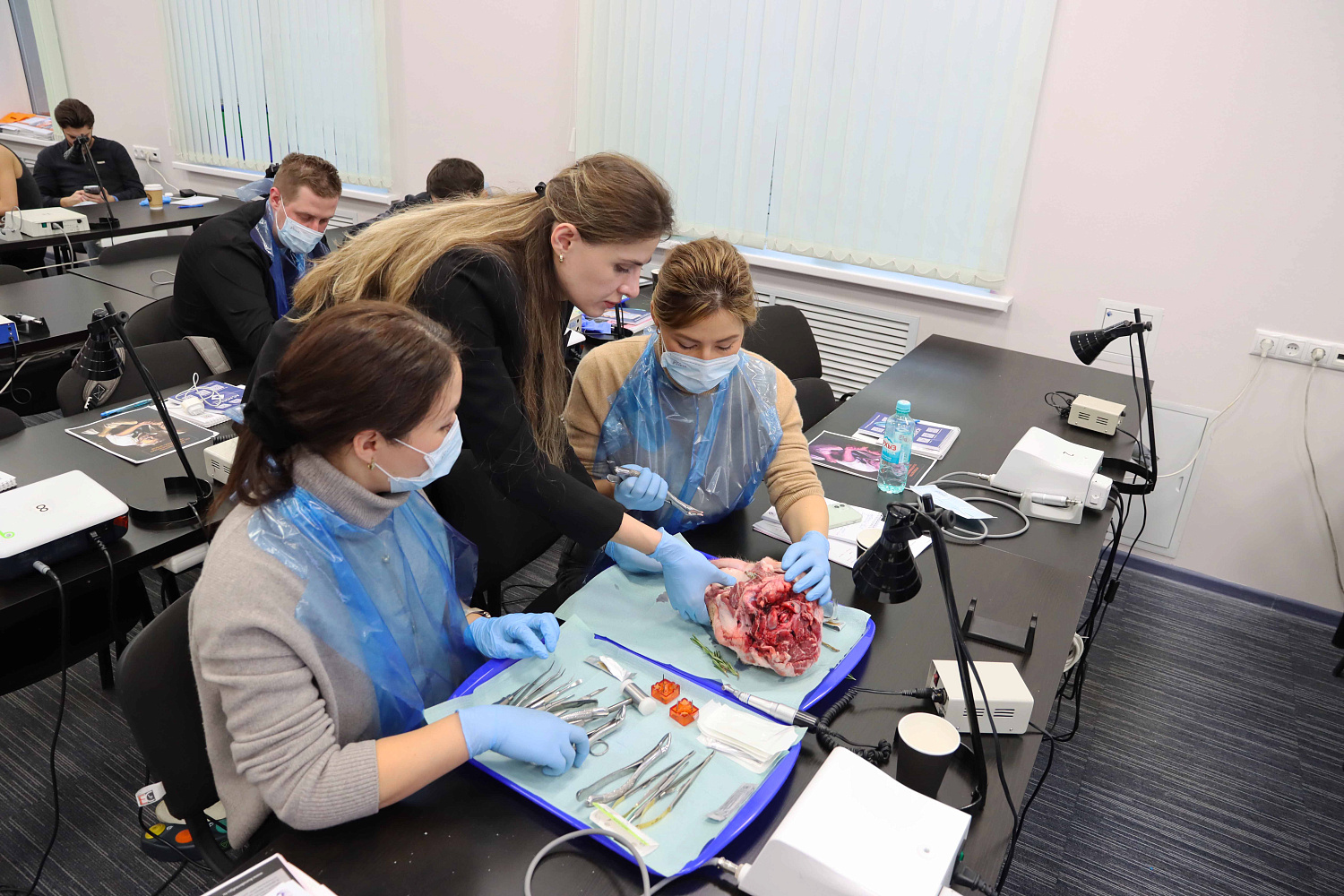 Атравматичное удаление зубов и методики наложения швов