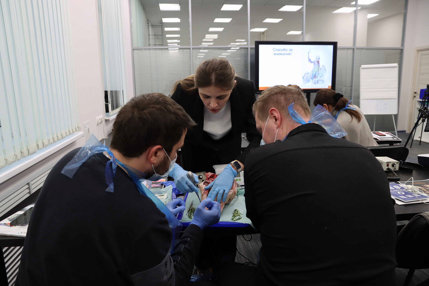 Атравматичное удаление зубов и методики наложения швов