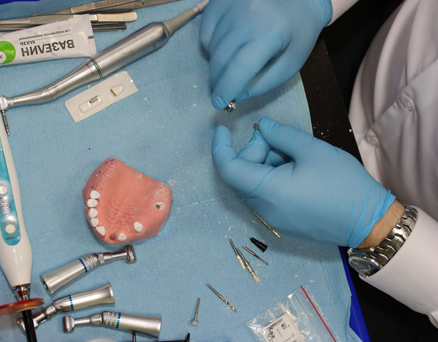 Одномоментная имплантация, немедленная нагрузка и формирование защитного барьера